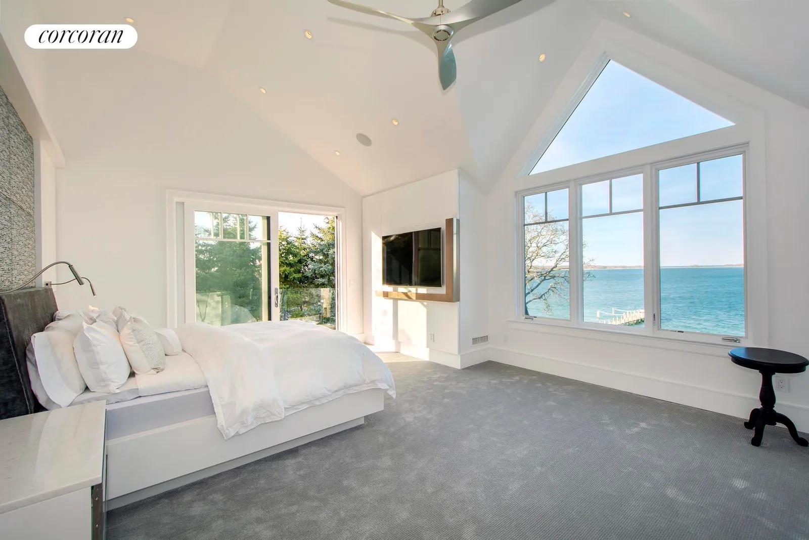 The Hamptons Real Estate | View 44 Forest Road | room 12 | View 13