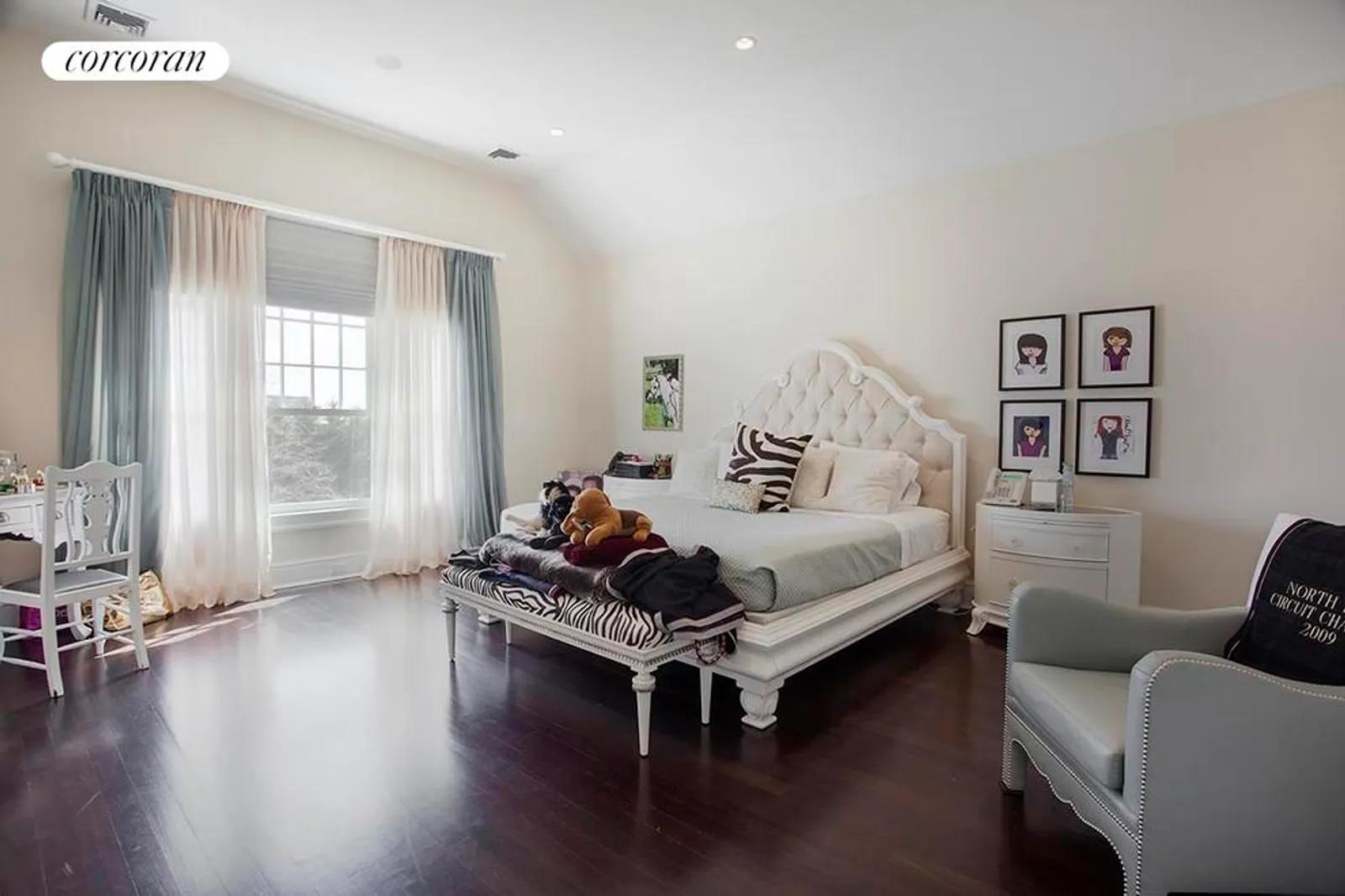 The Hamptons Real Estate | View  | guest bedroom | View 16