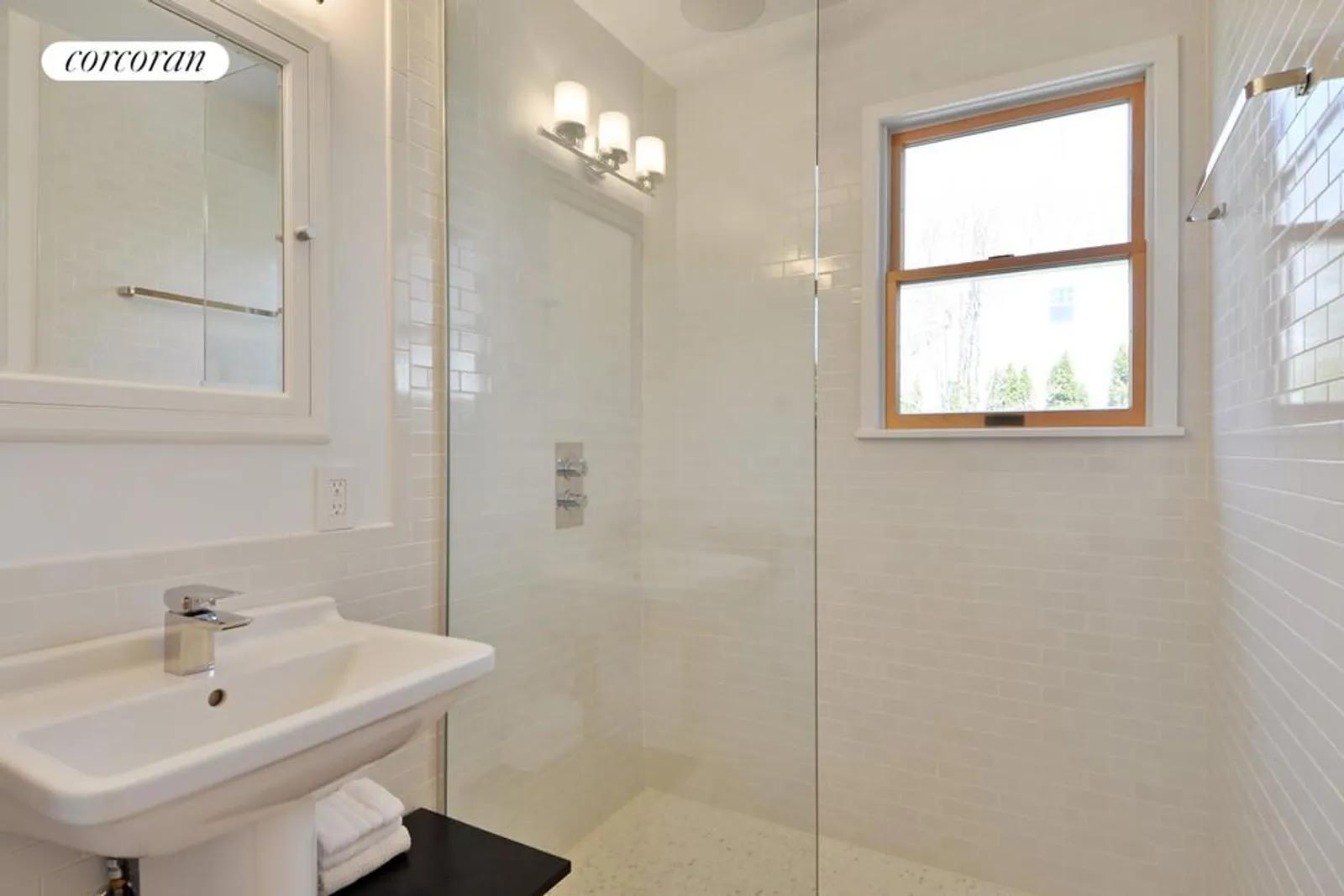 The Hamptons Real Estate | View  | Gorgeous bath | View 7