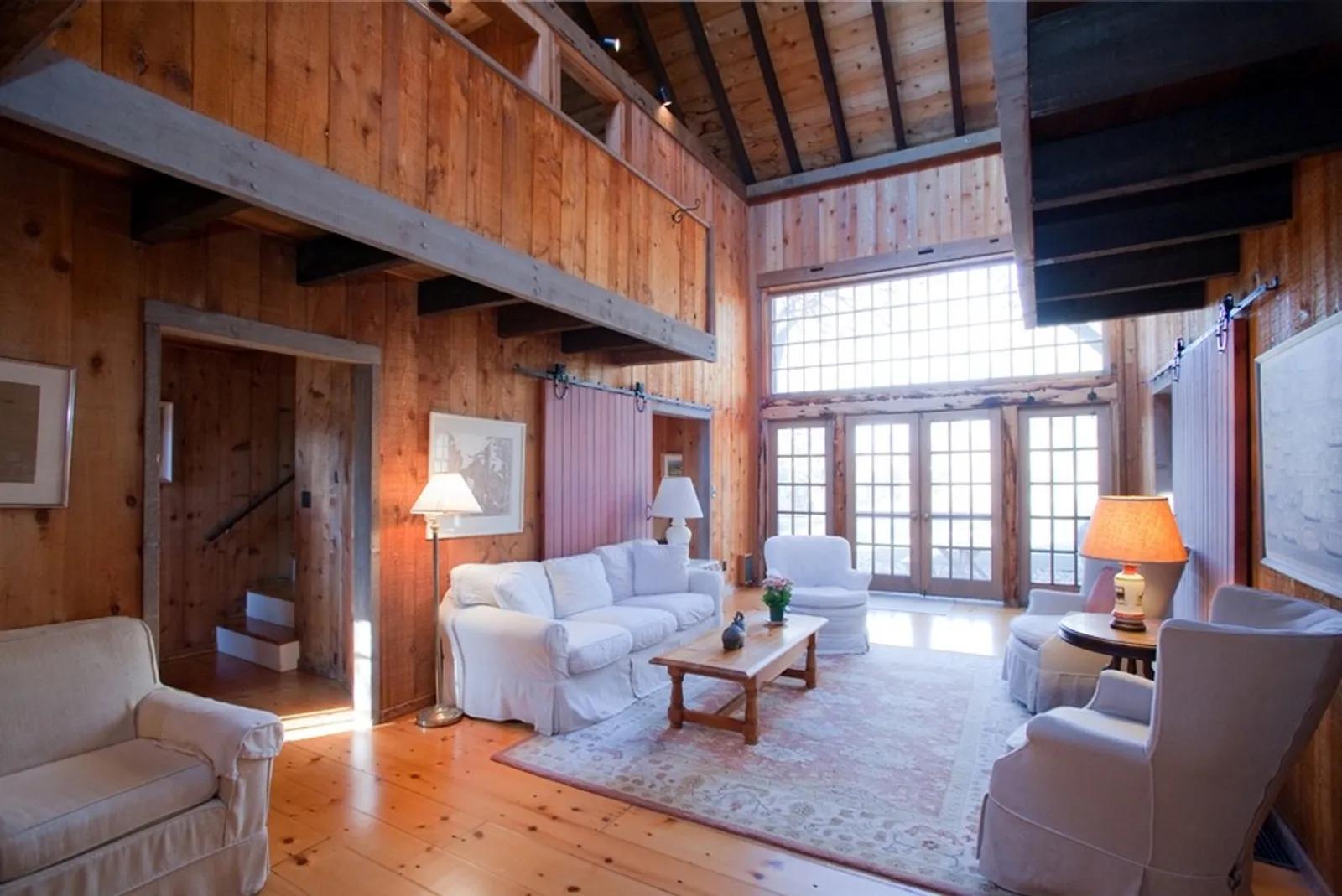 The Hamptons Real Estate | View  | Livingroom | View 4