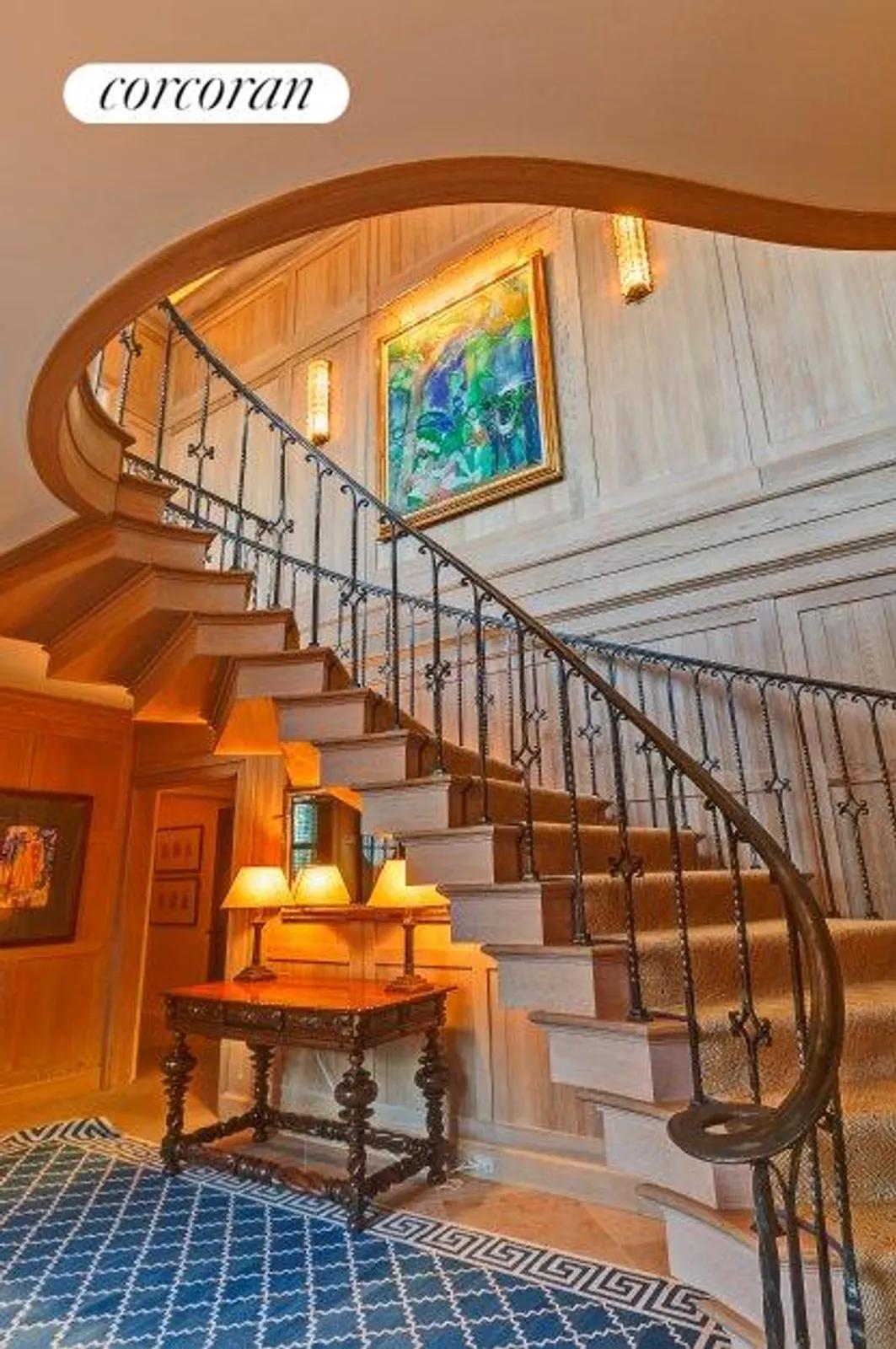 The Hamptons Real Estate | View  | Entry Way | View 4