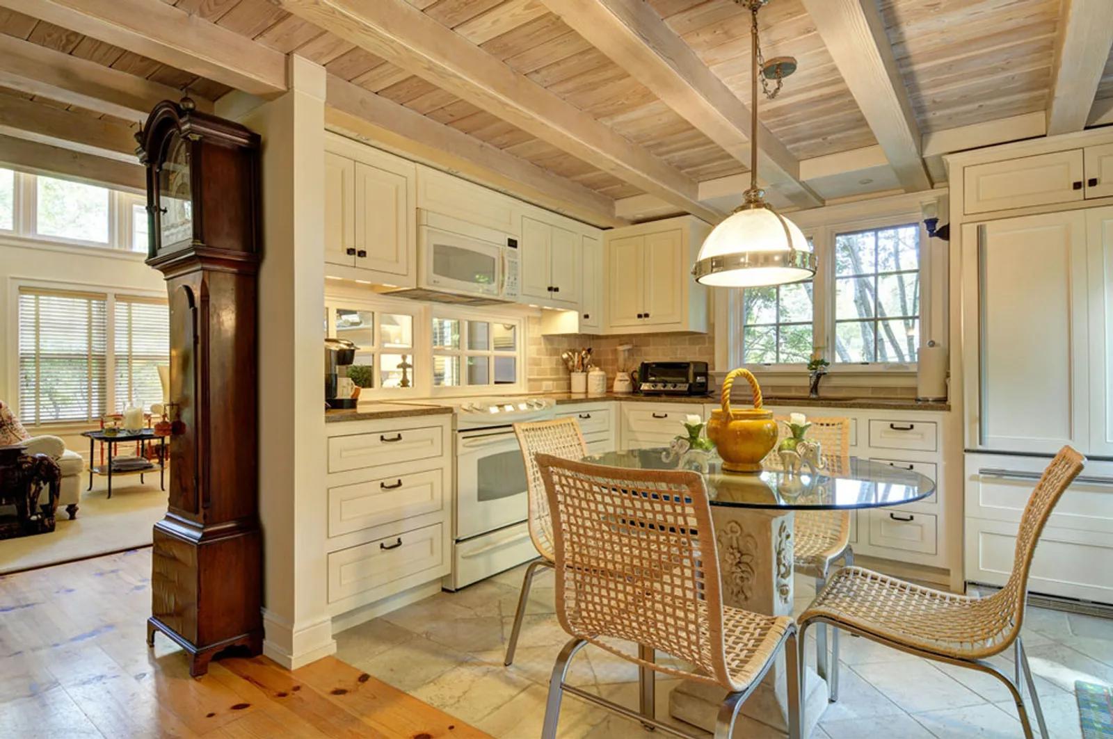 The Hamptons Real Estate | View  | Kitchen | View 8