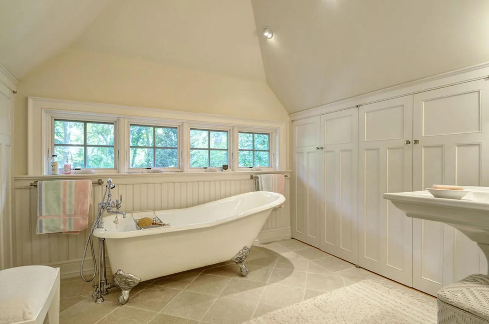 The Hamptons Real Estate | View  | Master bath | View 10