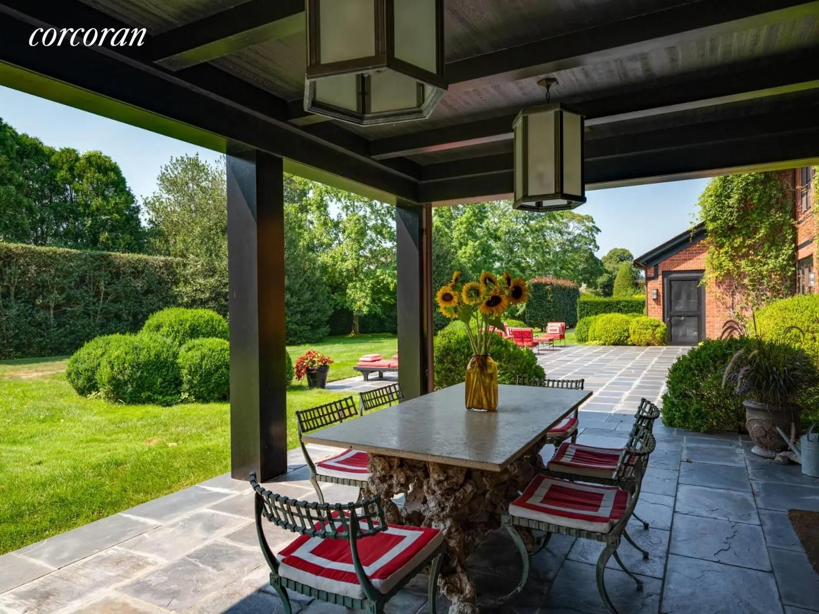 The Hamptons Real Estate | View  | room 21 | View 22