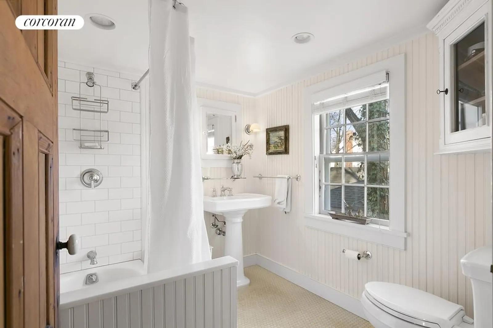 The Hamptons Real Estate | View  | Renovated 2nd floor bathroom | View 12