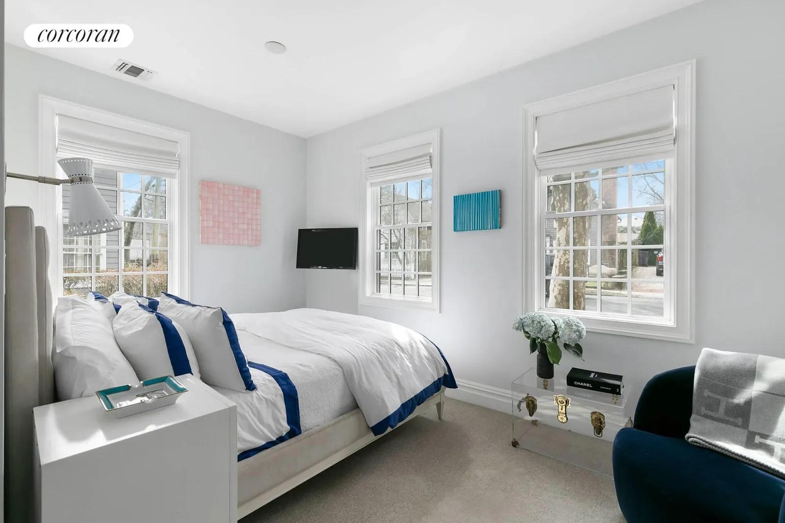The Hamptons Real Estate | View 233 Madison Street | room 16 | View 17