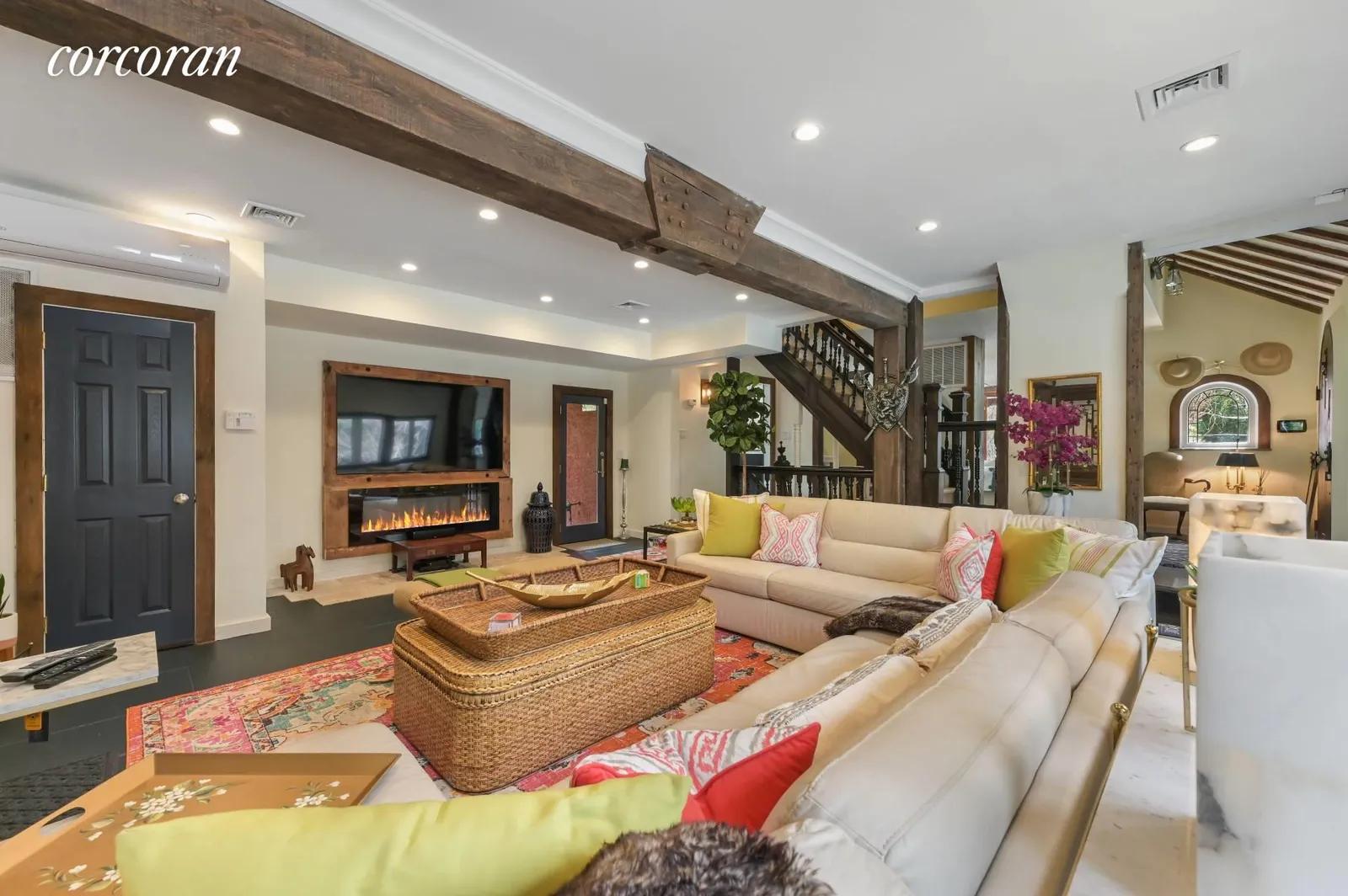 The Hamptons Real Estate | View 100 Sandy Hollow Road | room 20 | View 21