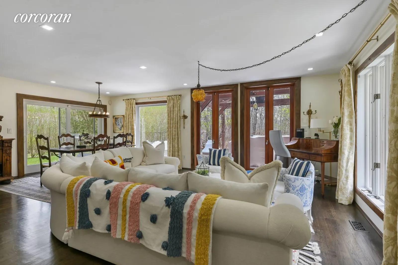 The Hamptons Real Estate | View 100 Sandy Hollow Road | room 22 | View 23
