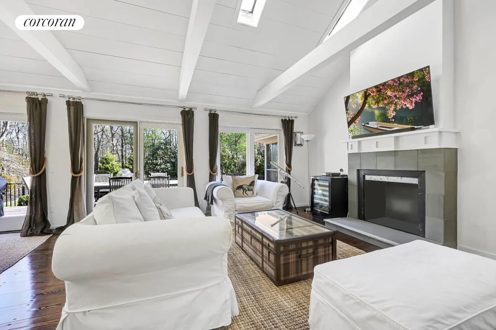 The Hamptons Real Estate | View 25 Rolling Woods Court | room 3 | View 4
