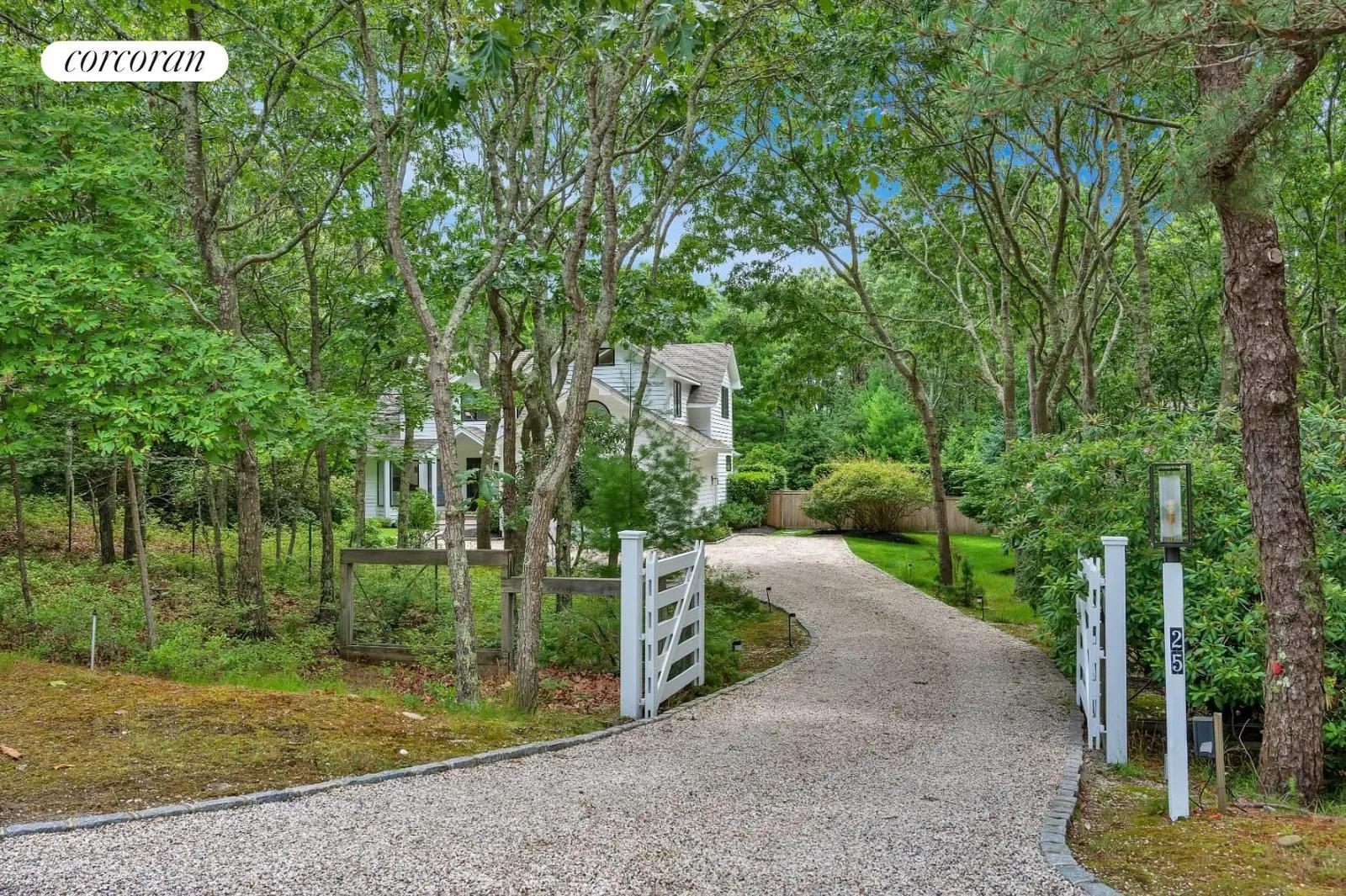 The Hamptons Real Estate | View 25 Rolling Woods Court | room 22 | View 23