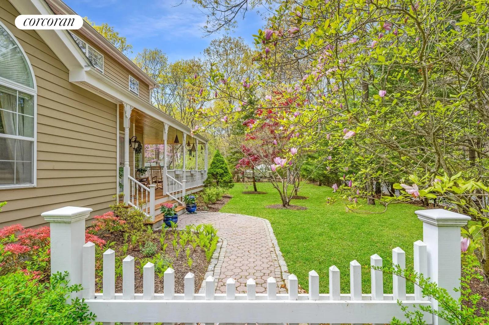 New York City Real Estate | View 22 Wooded Oak Lane | room 4 | View 5