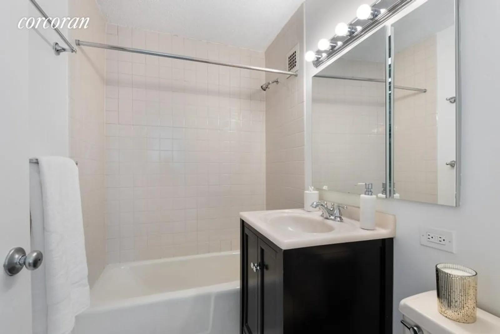 New York City Real Estate | View 531 Main Street, 410 | Full Bathroom | View 10