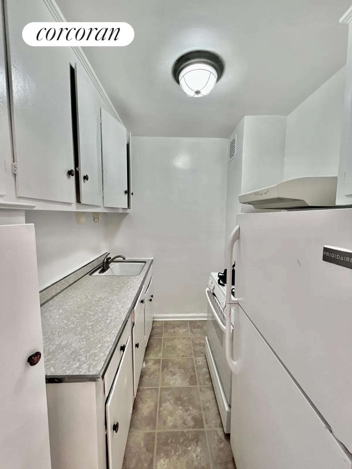 New York City Real Estate | View 160 Ocean Parkway, 3J | Full Bathroom | View 5