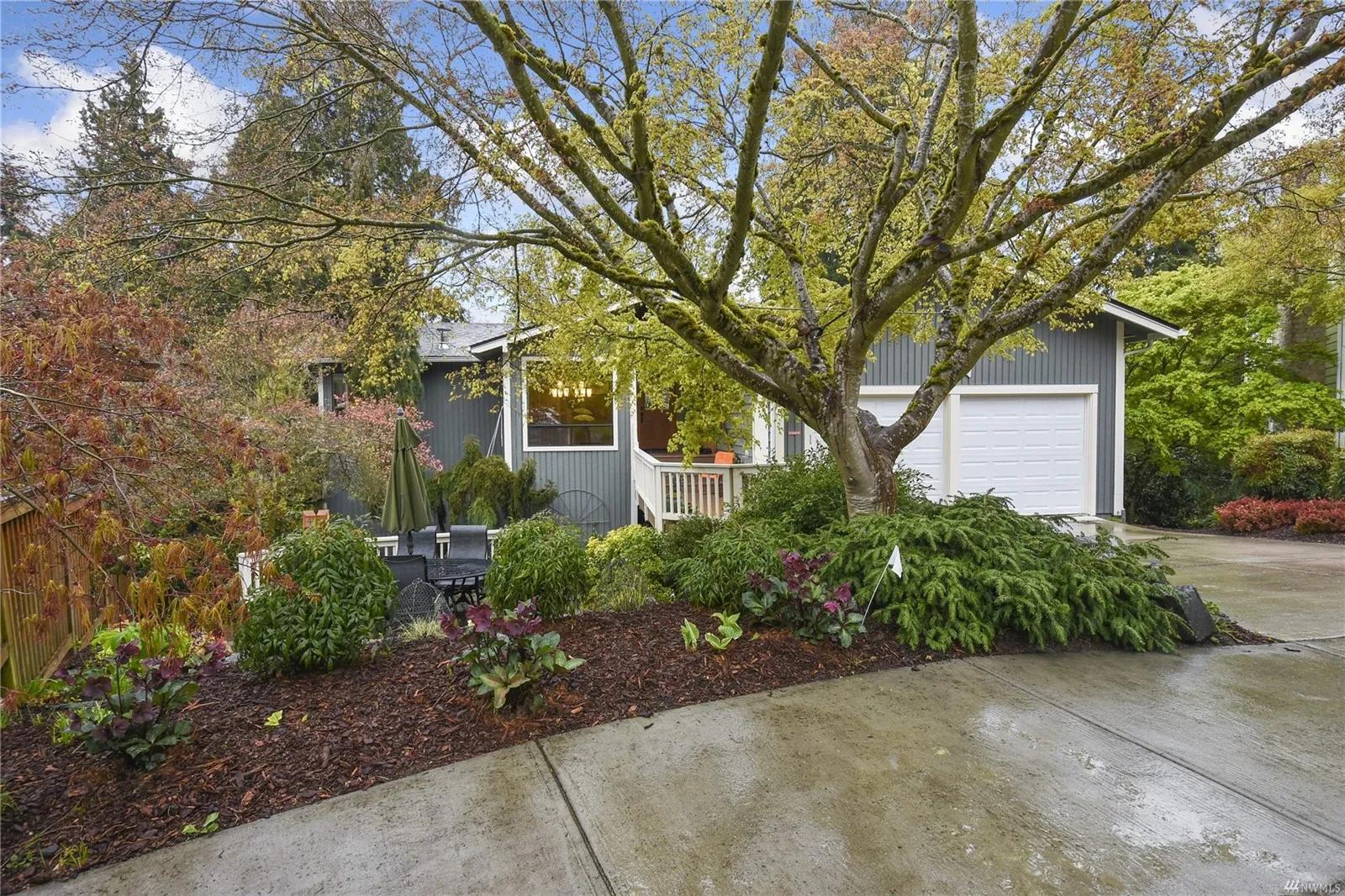 Seattle Area Real Estate | View 12135 107th Ave NE | GetMedia (4) | View 2